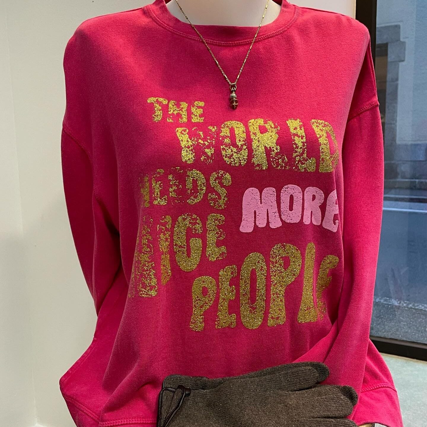 Boutique 7 Bis Histoire de Mode - Pont-Aven - Sweat Fushia World Needs More Nice People