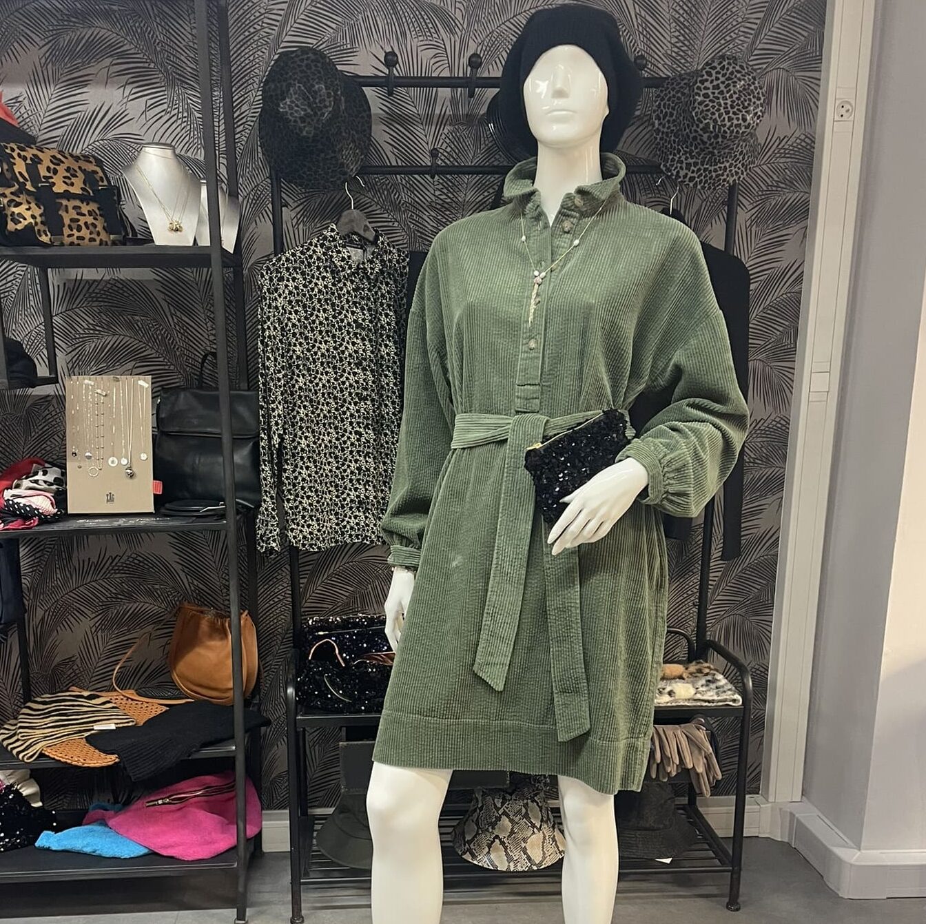 Boutique 7 Bis Histoire de Mode - Pont-Aven - Robe Kaki Velours Mi-Longue Boutons