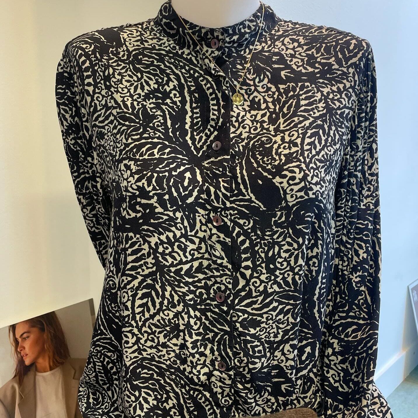 Boutique 7 Bis Histoire de Mode - Pont-Aven - Chemise Noire Imprimée